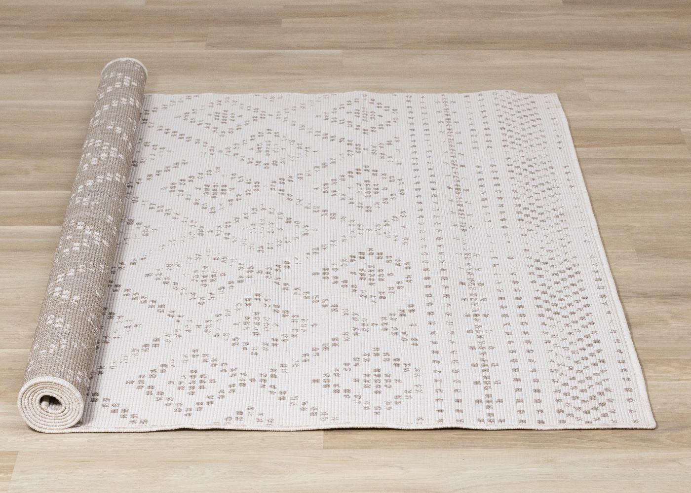 Summer Breeze 6'7" x 9'6" Outdoor Reversible Diamond Pattern - Beige, Cream