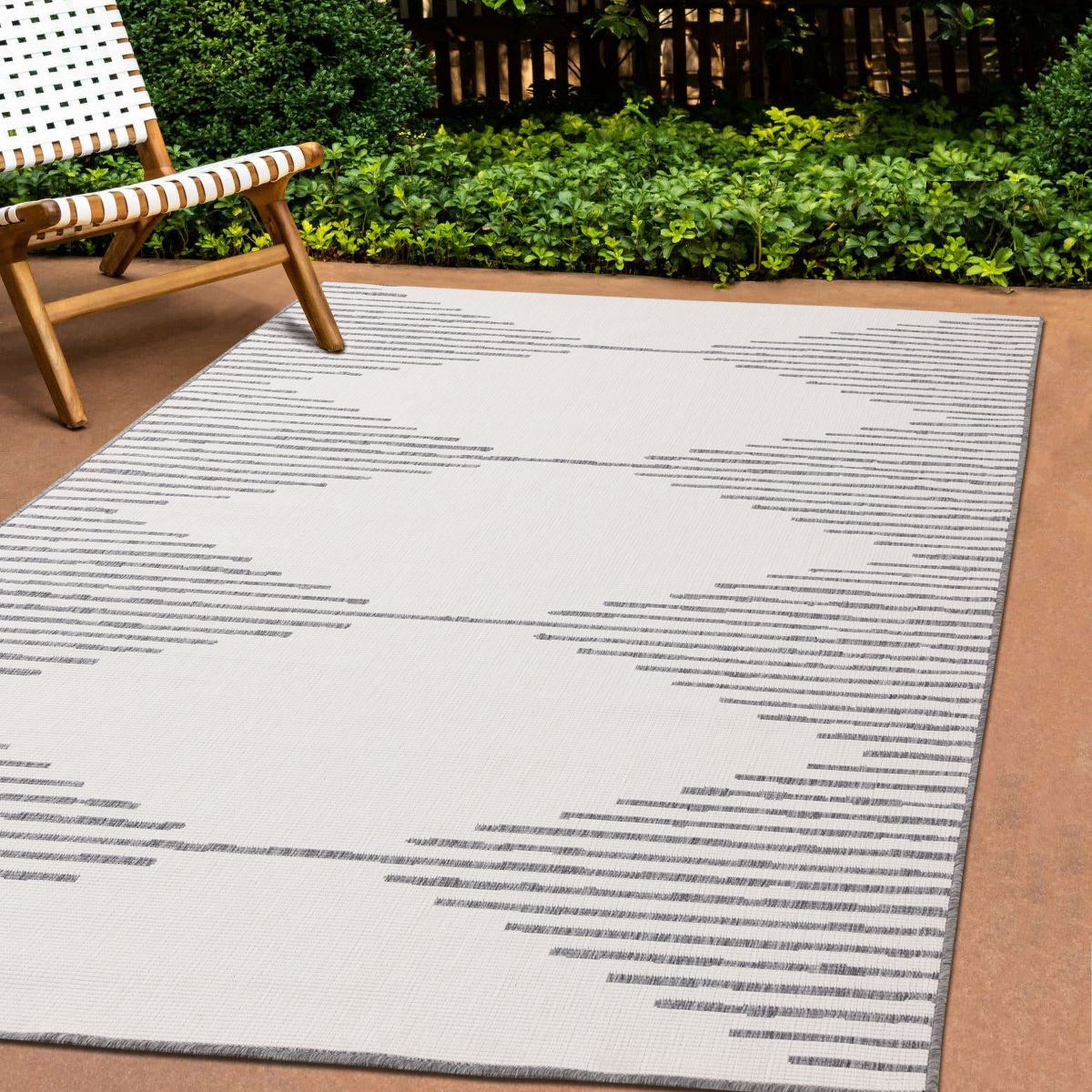 Summer Breeze 6'7" x 9'6" Outdoor Reversible Rug Triangles - Grey, Cream