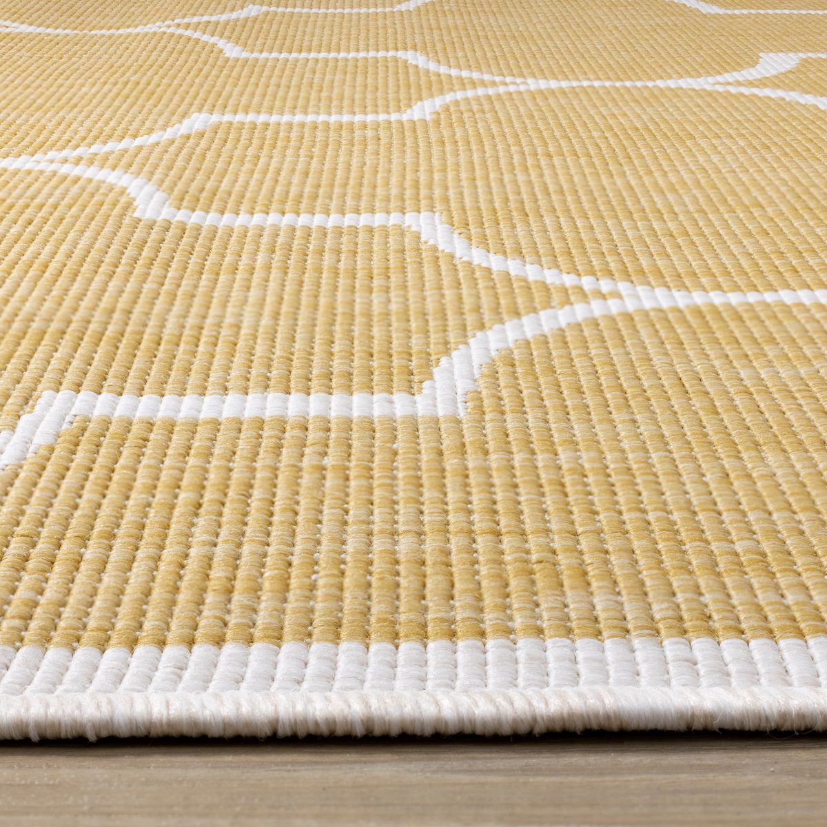 Summer Breeze 6'7" x 9'6" Outdoor Reversible Geometric Rug - Yellow, White