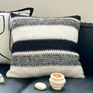 Esprit libre Coussin 18 po x 18 po - gris, noir, blanc