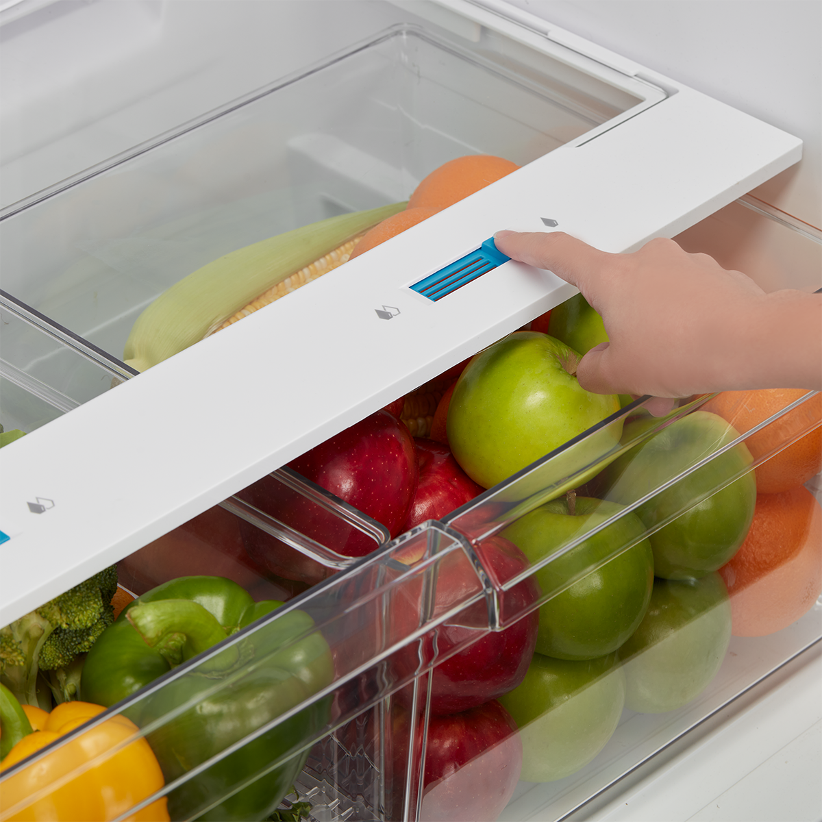 Adjustable humidity control slider above the produce crisper drawers