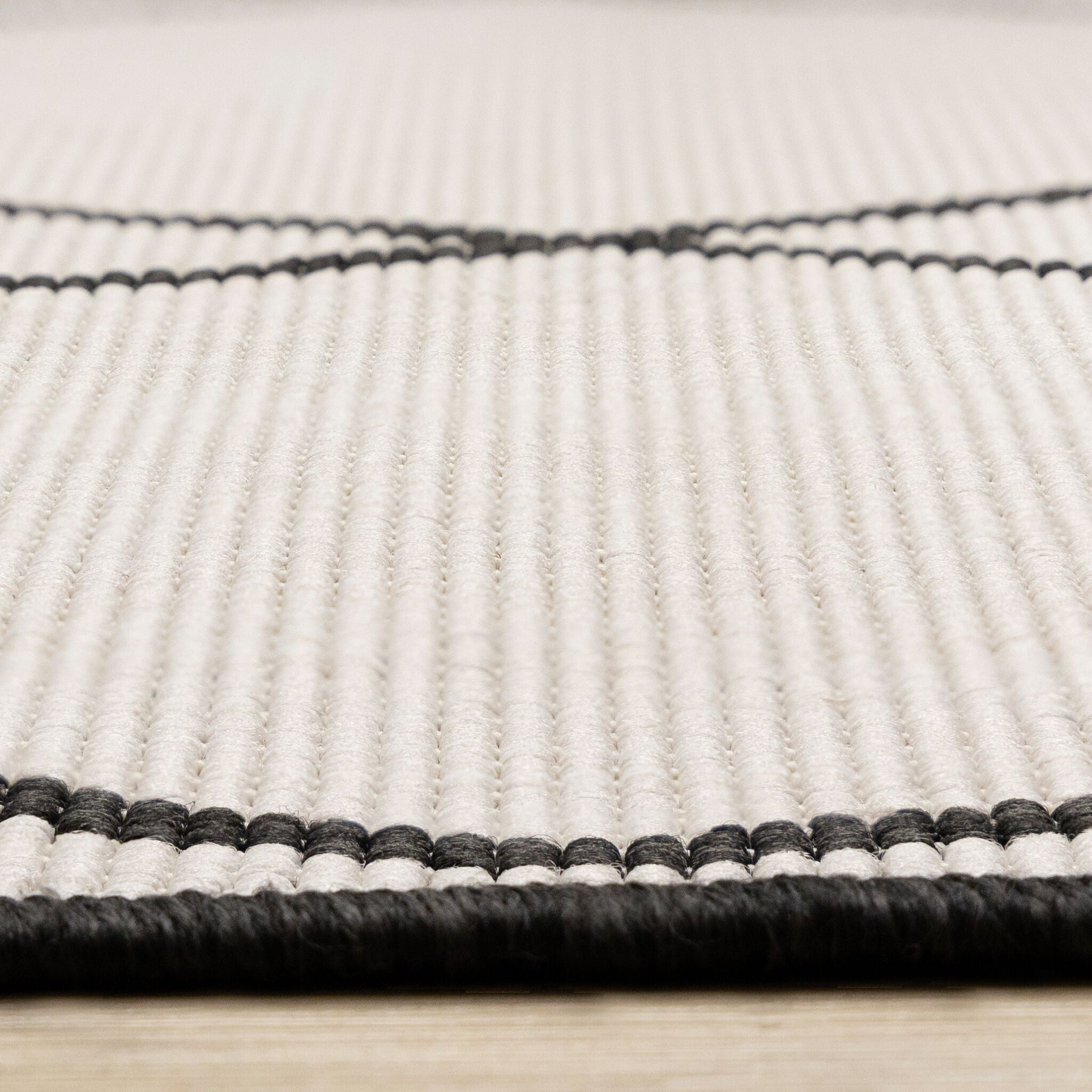 Bristol 5'3" x 7'7" White Black Trellis Reversible Area Rug - White