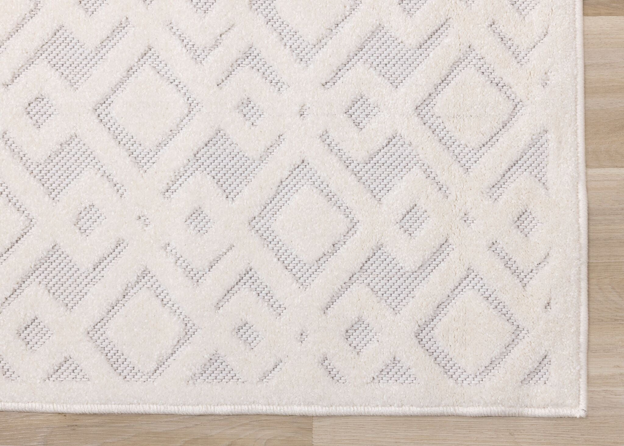 Arctic Echo 5'3" x 7'7" Diamond Area Rug - White