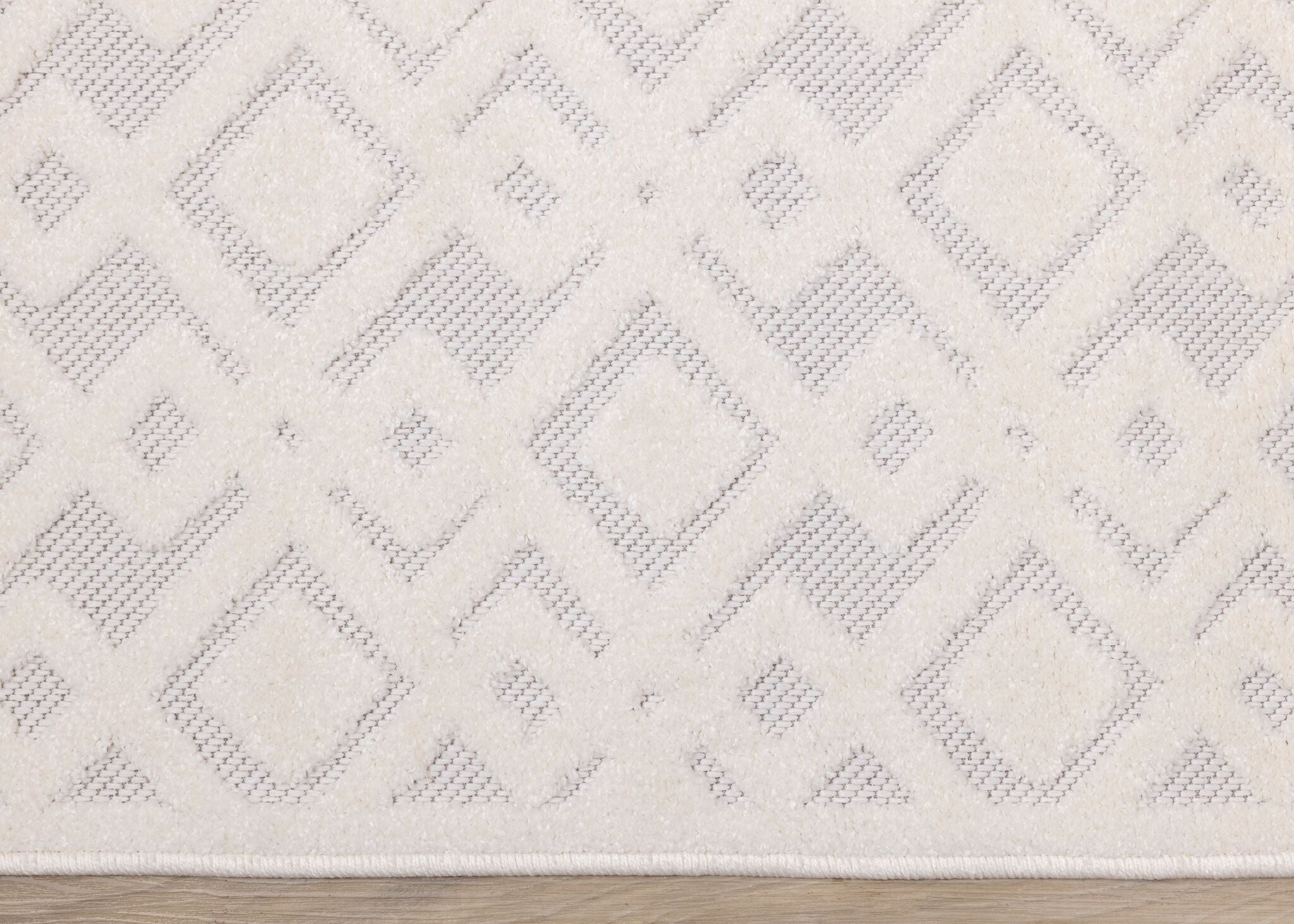 Arctic Echo 6'7" x 9'6" Diamond Area Rug - White