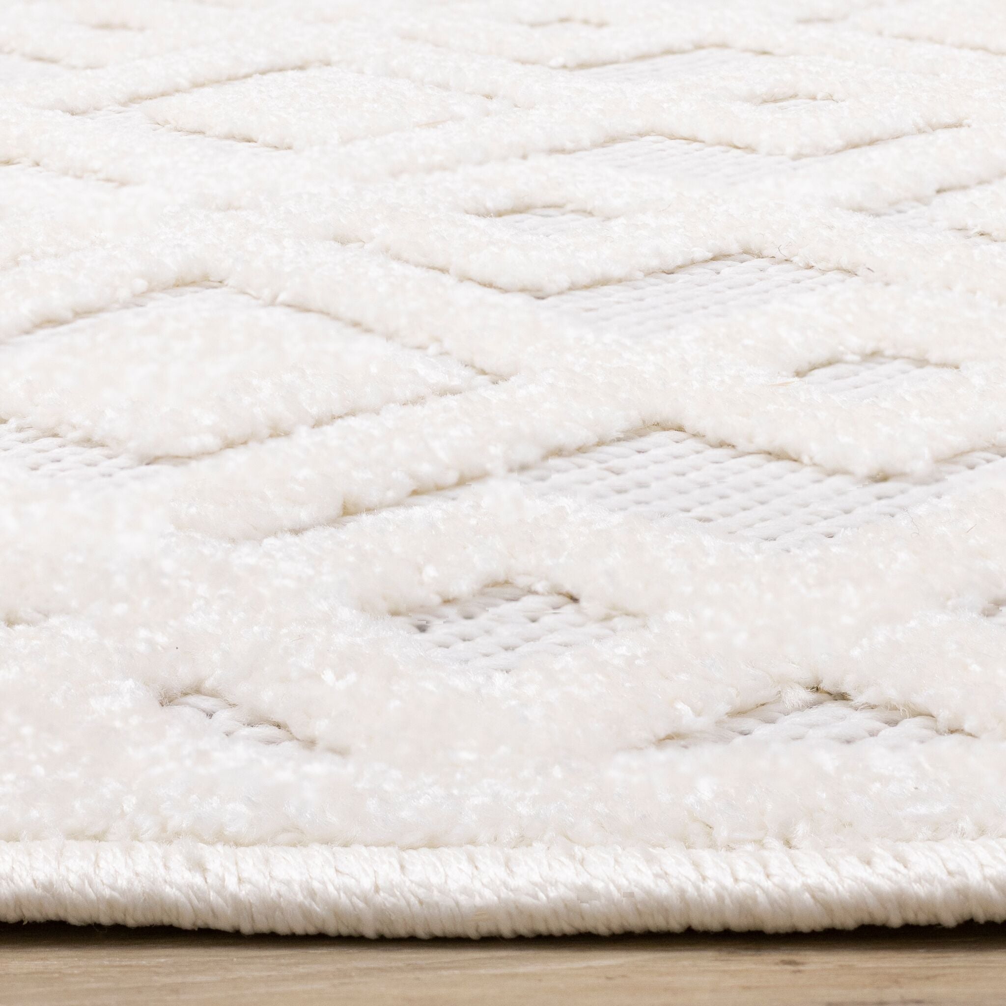 Arctic Echo 6'7" x 9'6" Diamond Area Rug - White