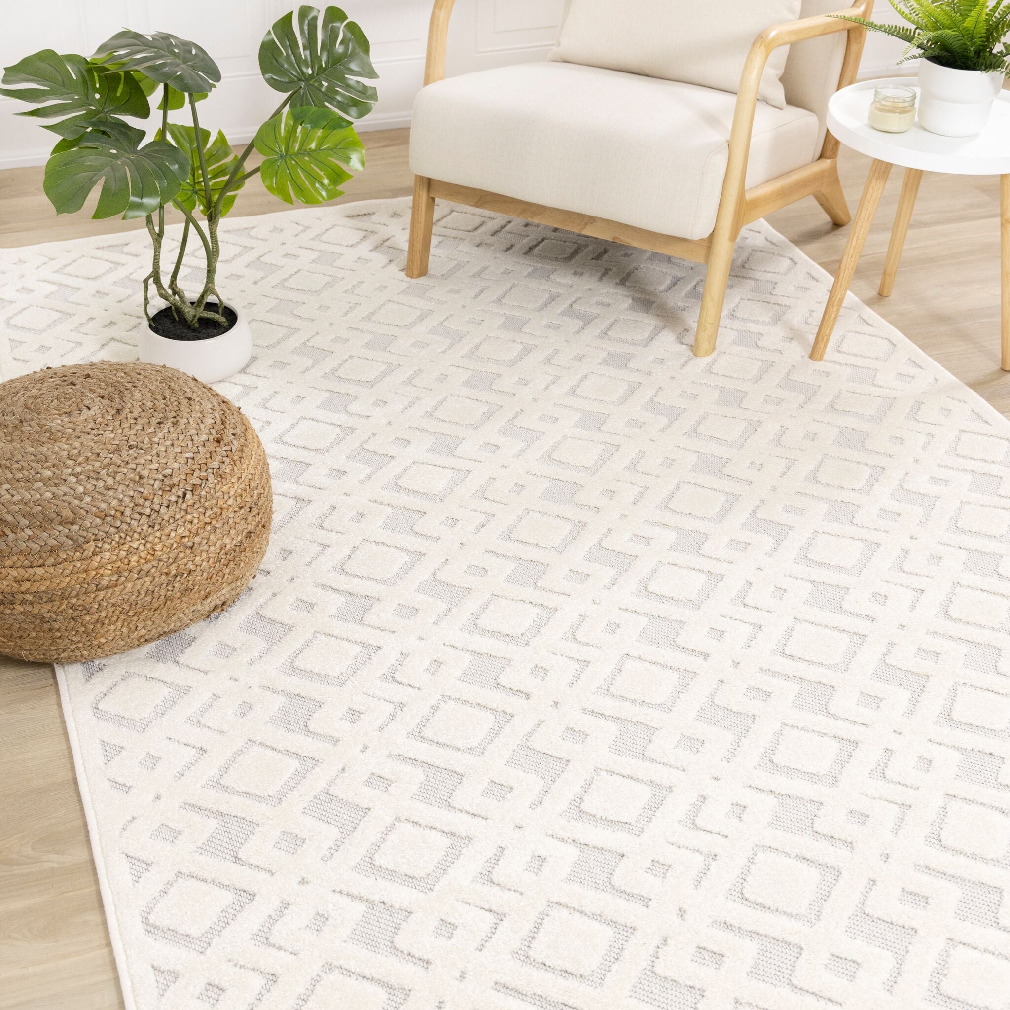 Arctic Echo 6'7" x 9'6" Diamond Area Rug - White