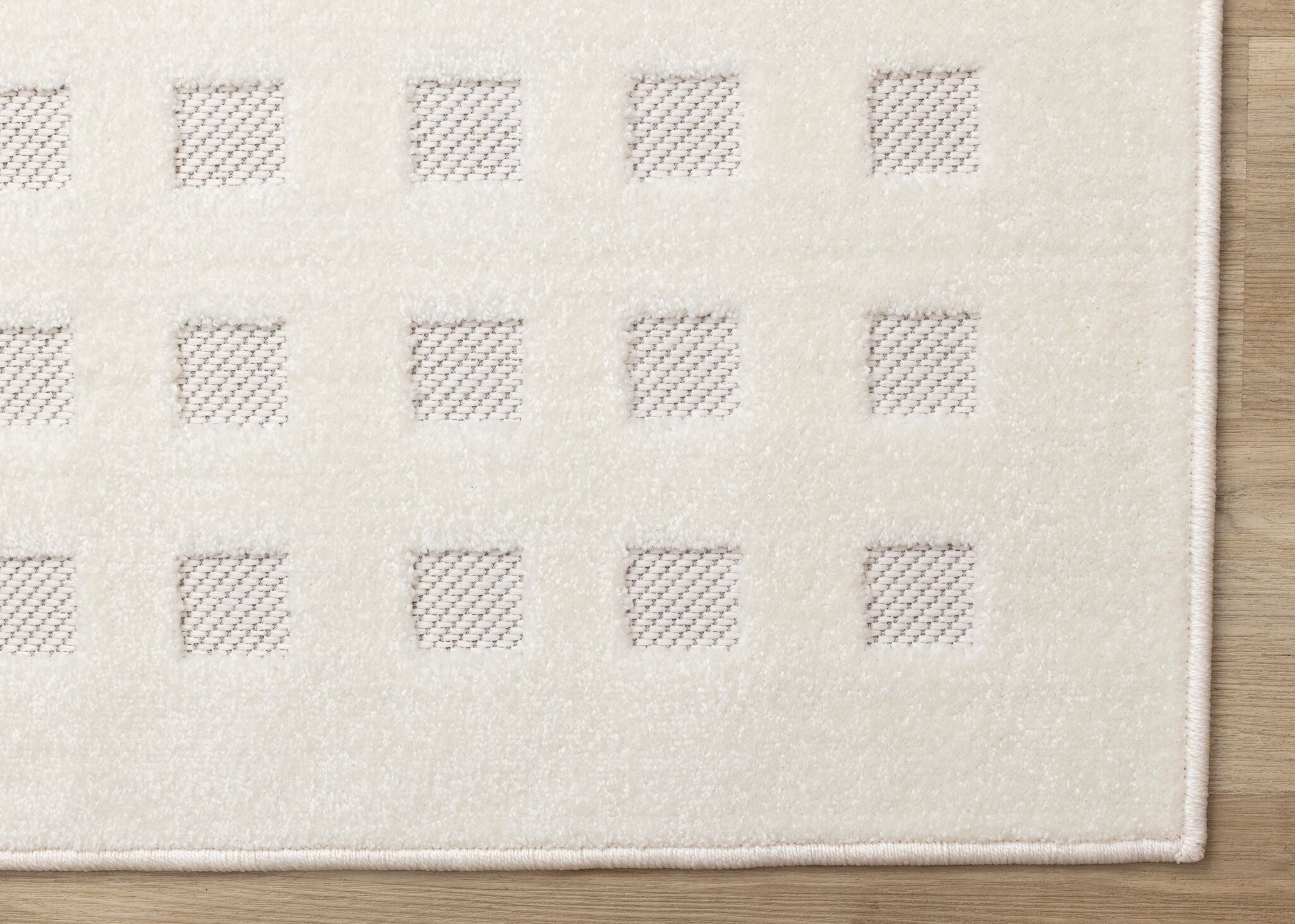 Pearl Grid 5'3" x 7'7" Grid Design Area Rug - White