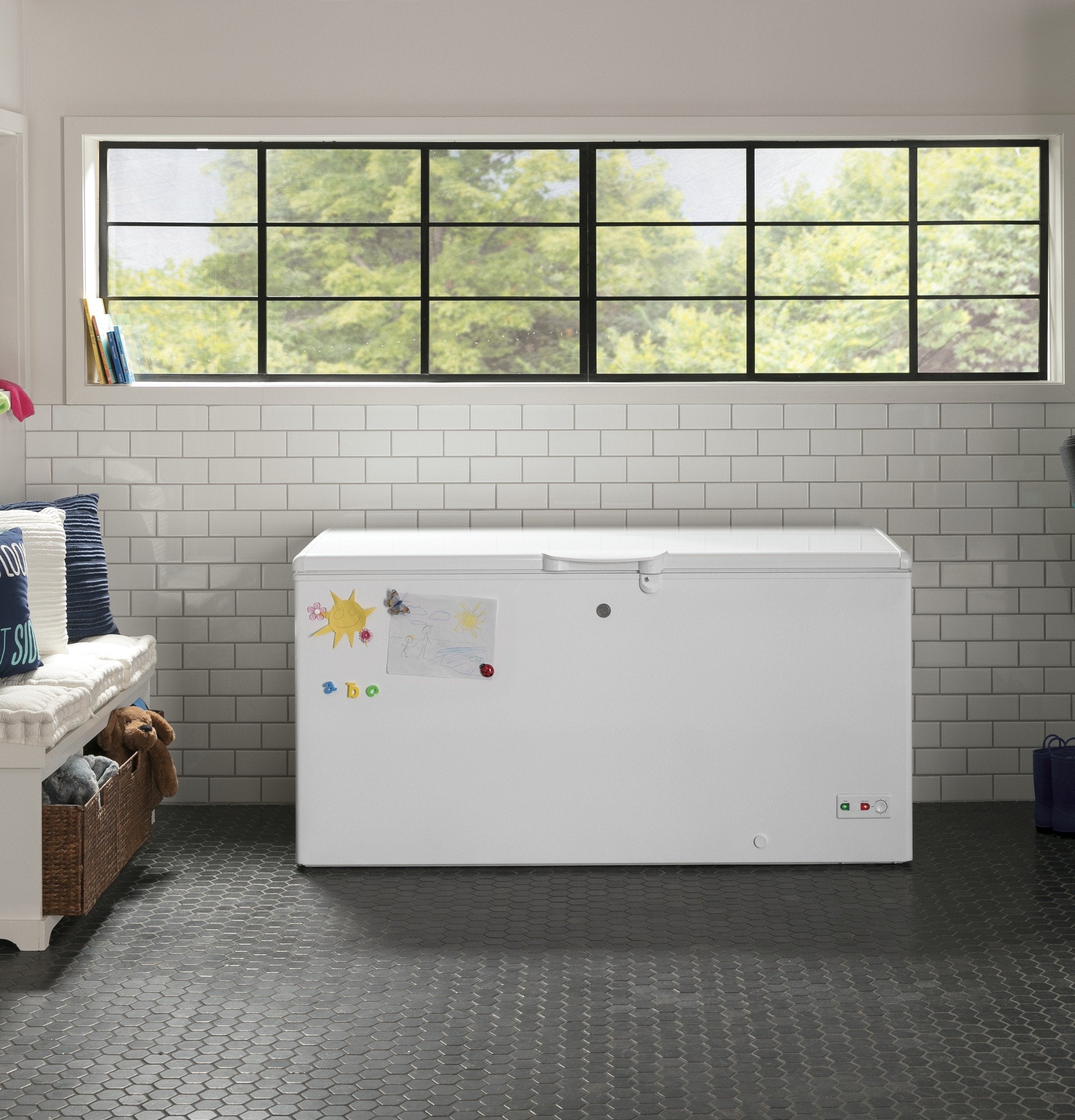 GE White Manual Defrost Chest Freezer (15.7 Cu. Ft.) - FCM16SLWW