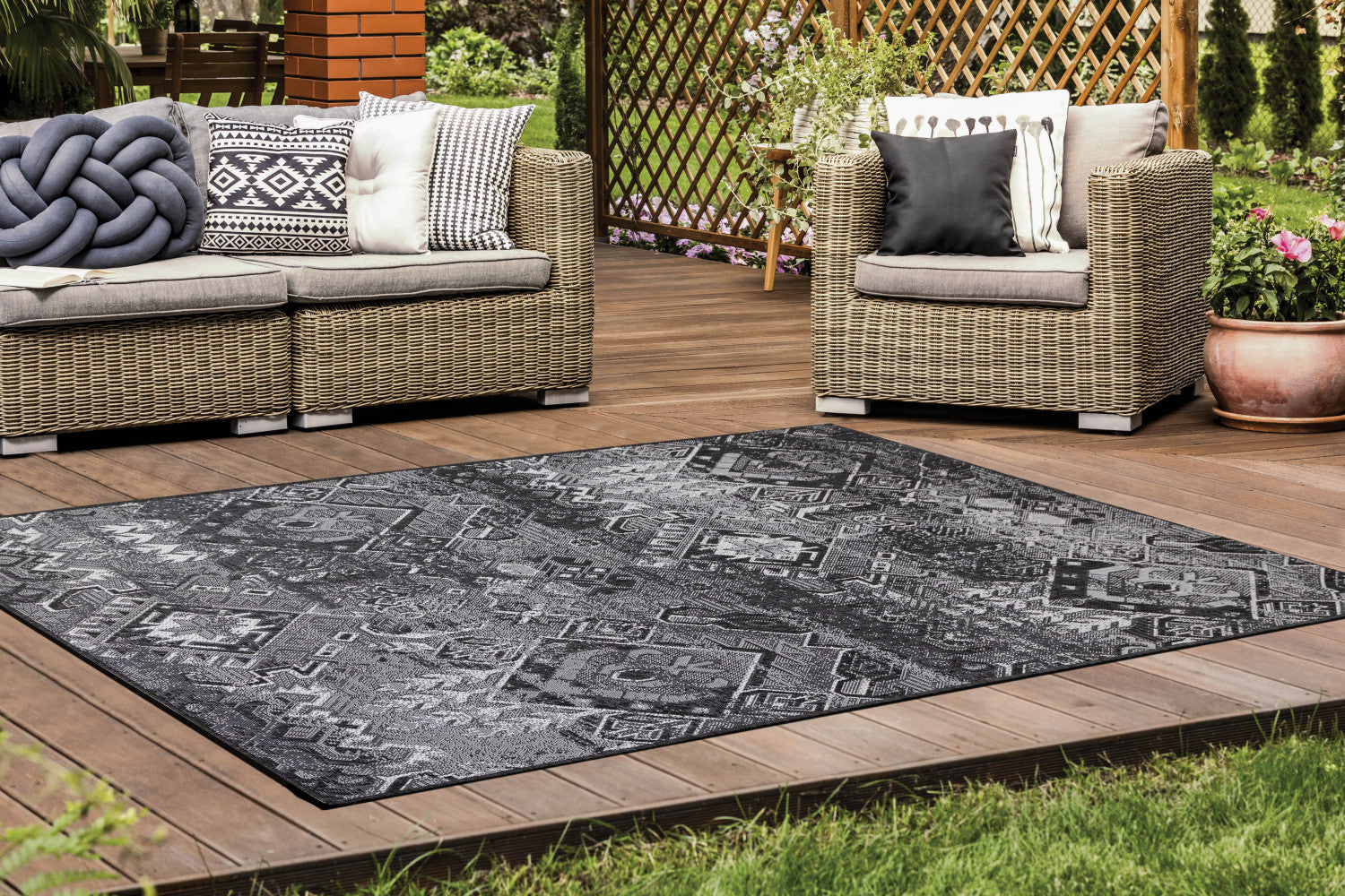 Jango Indoor/Outdoor Geometric Area Rug - 8' X 11' - Grey/Black