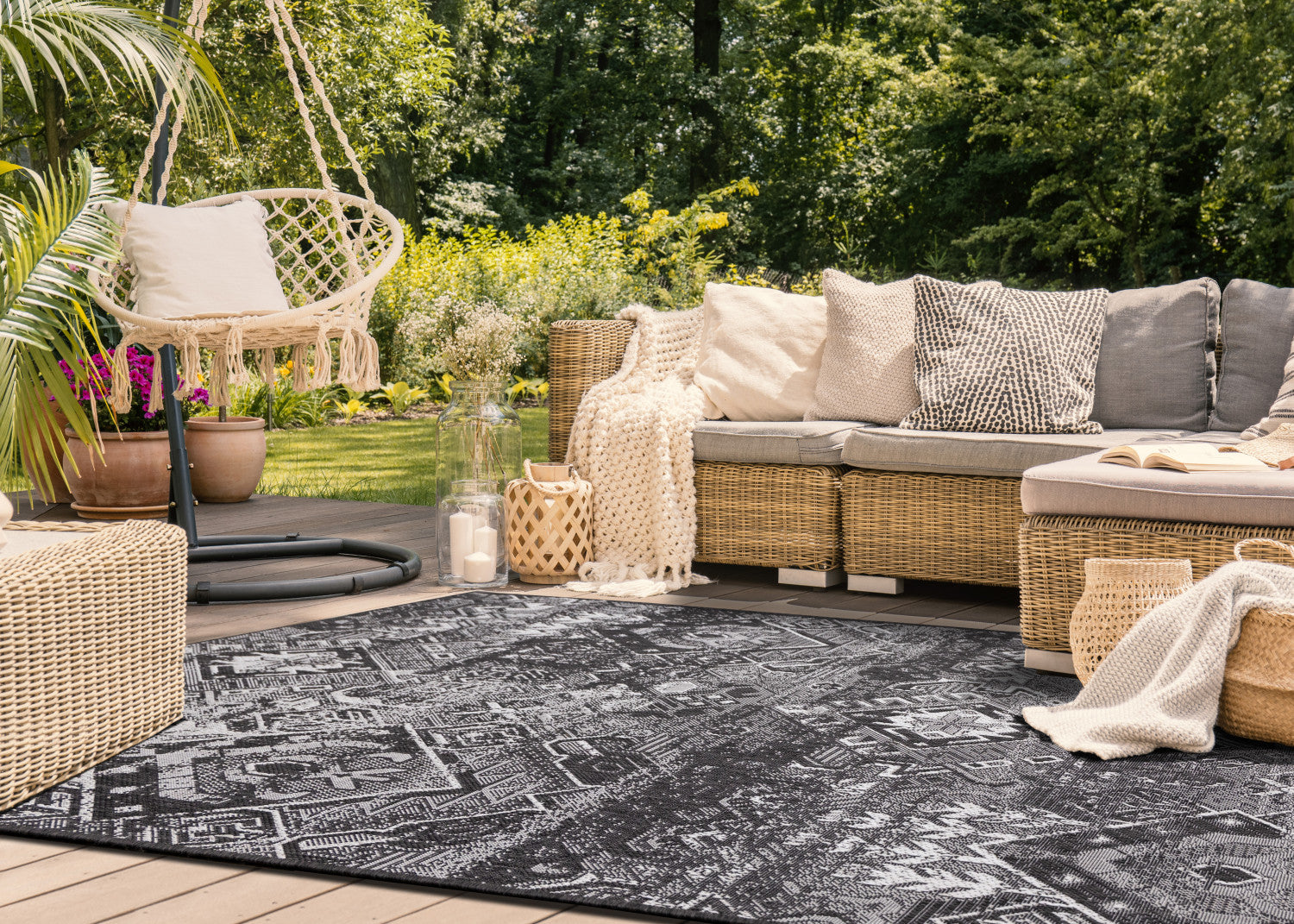Jango Indoor/Outdoor Geometric Area Rug - 8' X 11' - Grey/Black