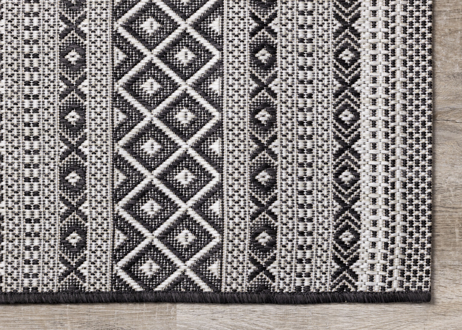 Jango Indoor/Outdoor Tribal Area Rug - 5' X 7' - Grey/Black