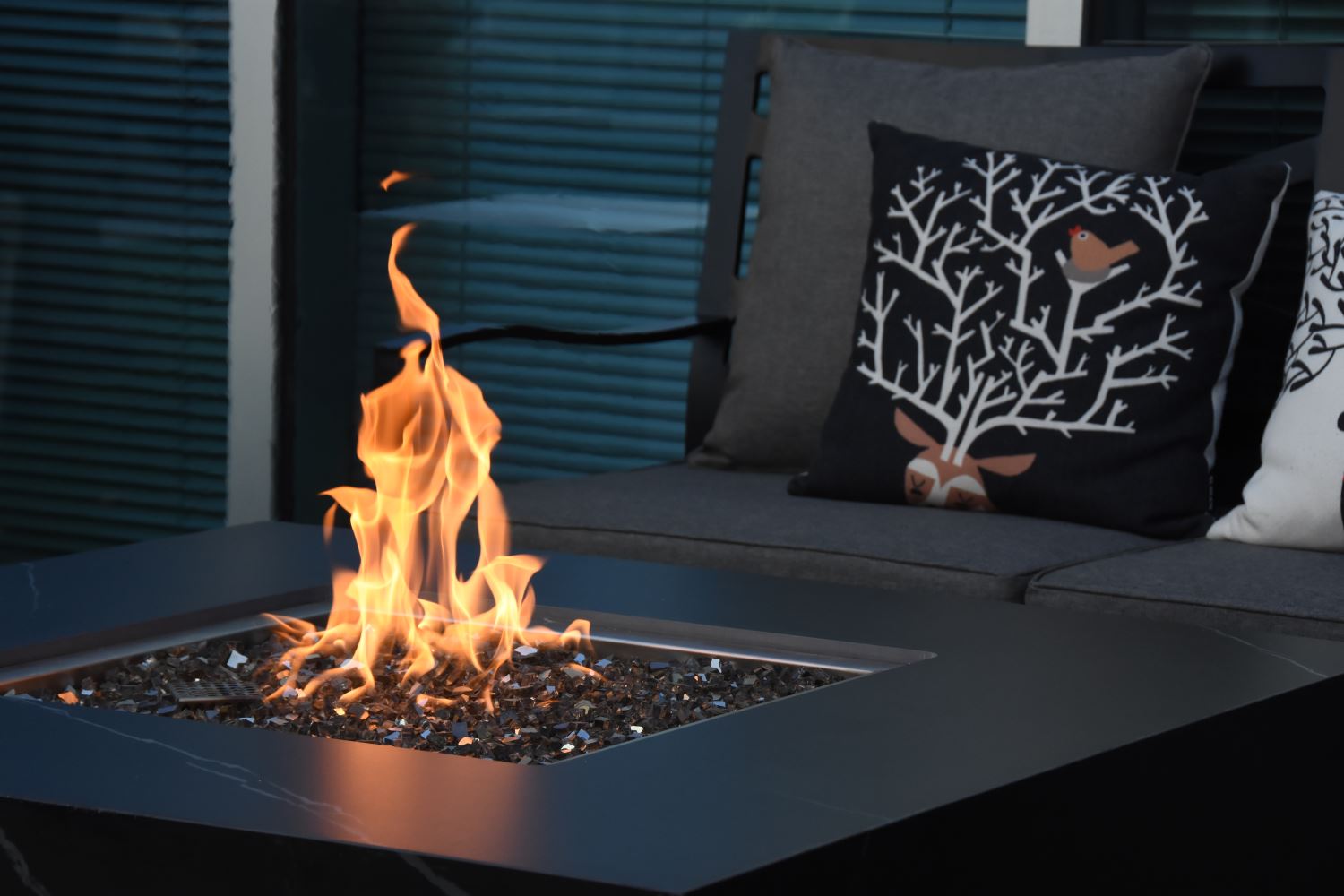 Eyjafja Marble Porcelain Fire Pit (Elementi) - Black / Propane