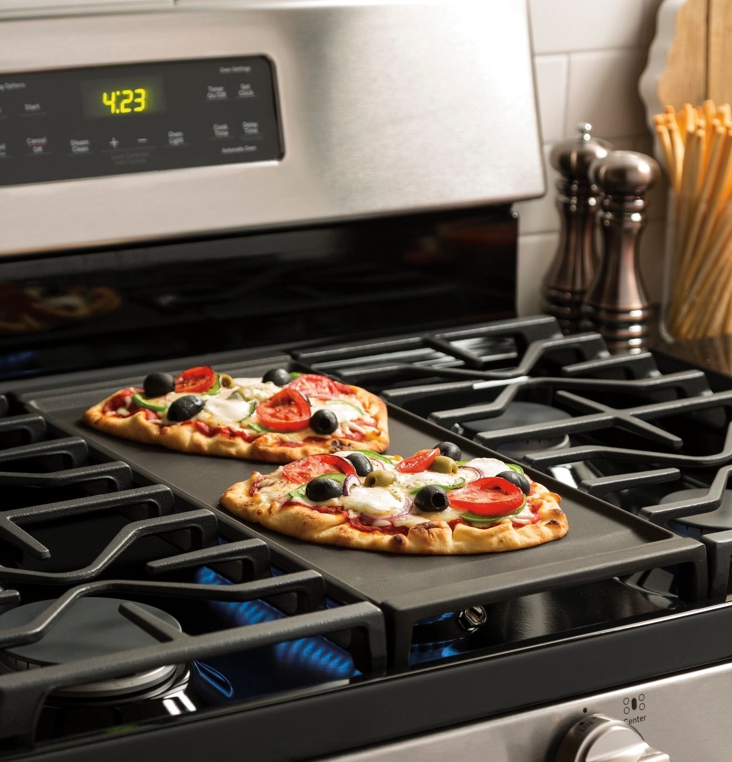 GE Stainless Steel Freestanding Gas Range (5.0 Cu. Ft.) - JCGBS66SEKSS