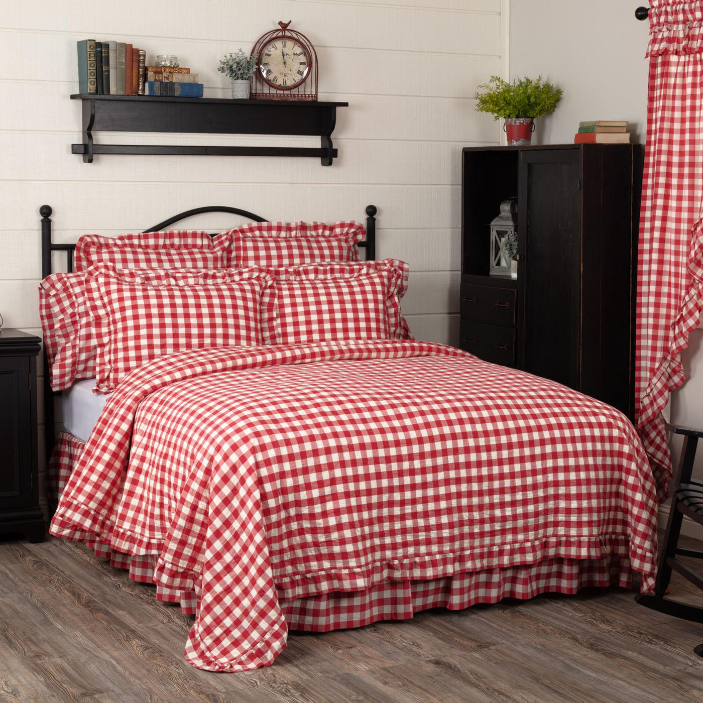 Kuna Queen Ruffled Quilt - Red/White