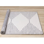 Summer Breeze 5'3" x 7'7" Outdoor Reversible Rug Triangles - Grey, Cream