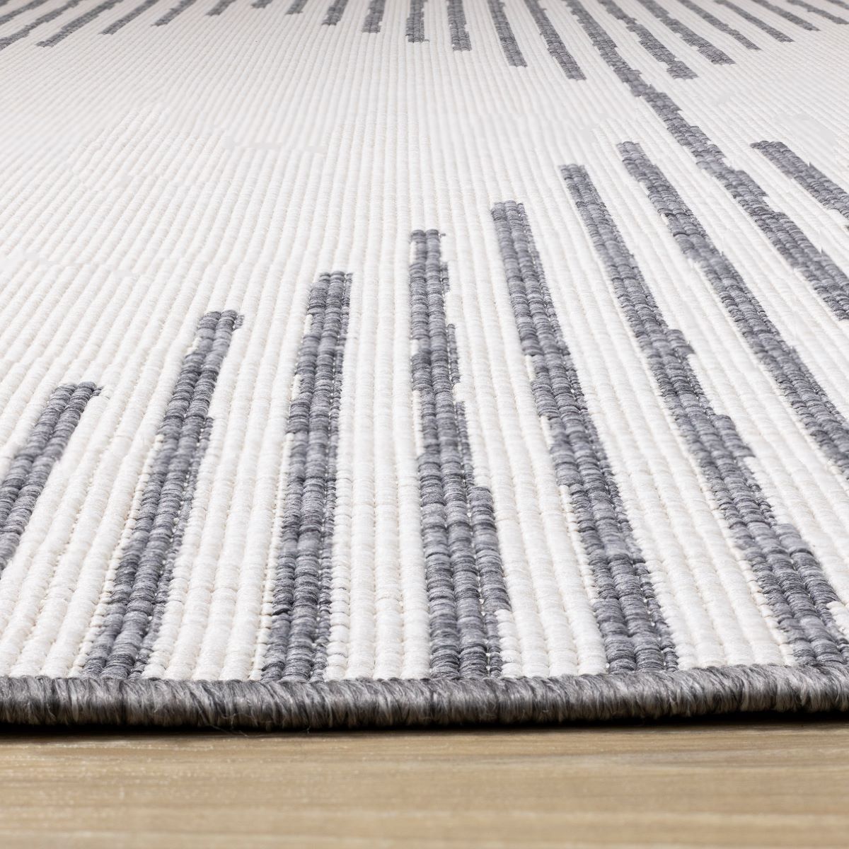 Summer Breeze 6'7" x 9'6" Outdoor Reversible Rug Triangles - Grey, Cream