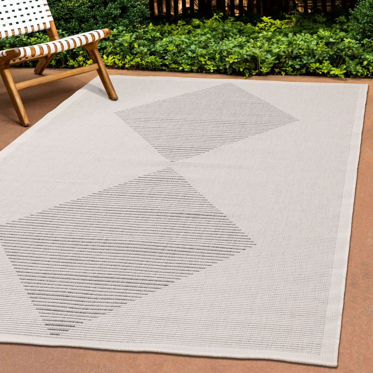 Summer Breeze 5'3" x 7'7" Outdoor Diamond Rug - White, Grey