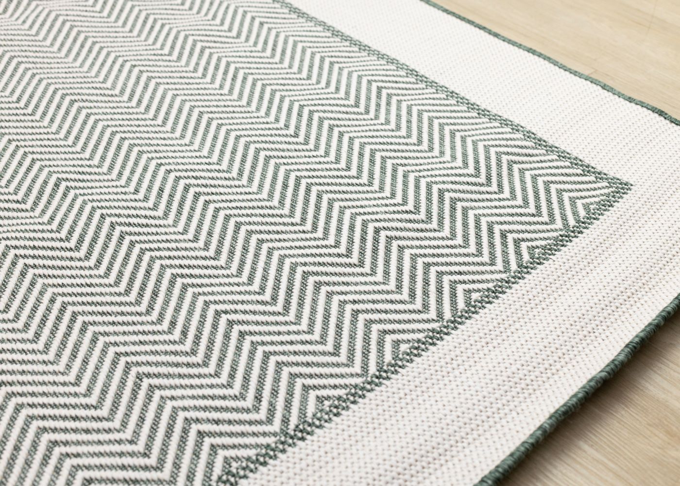 Summer Breeze 5'3" x 7'7" Outdoor Chevron Border Rug - Green, White