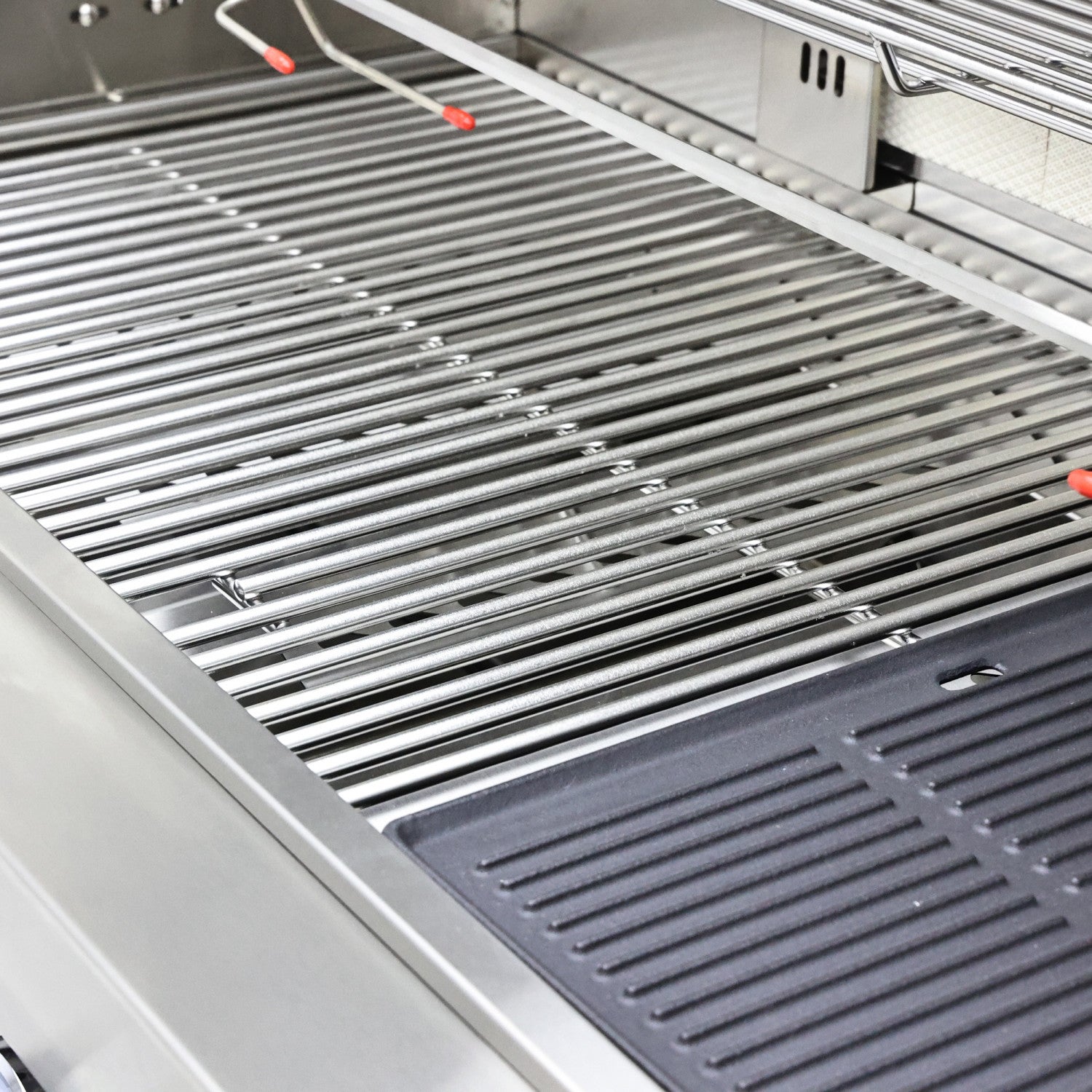 Forno Bulnes White Countertop Outdoor Kitchen with 40" 84,000 BTU BBQ and Beverage Centre - FODKT2520WHT