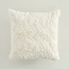 En harmonie Coussin 18 po x 18 po en fausse fourrure - blanc