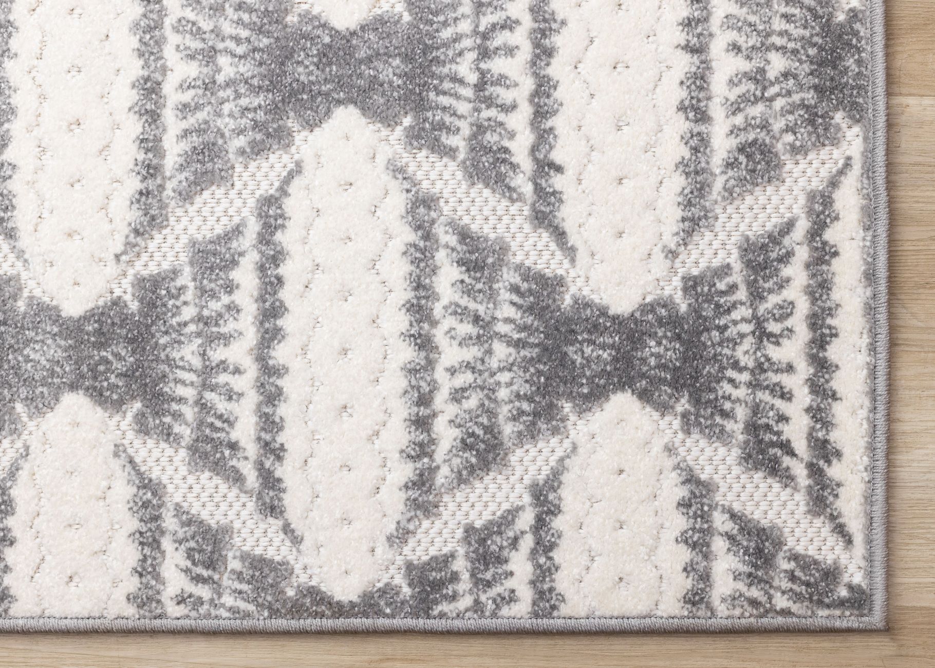 Grey Pathway 5'3" x 7'7" Ogee Patterned Area Rug - Grey, White