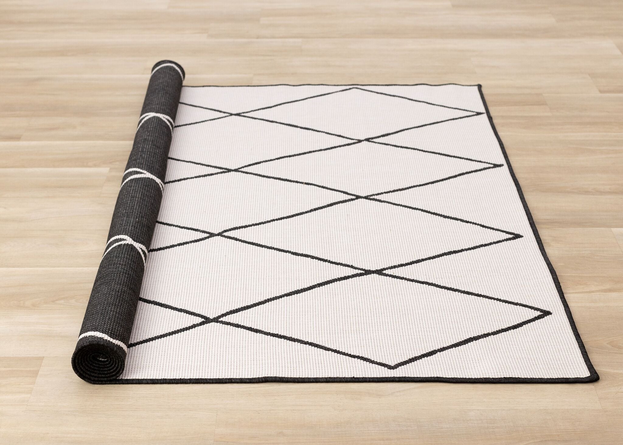 Bristol 5'3" x 7'7" White Black Trellis Reversible Area Rug - White