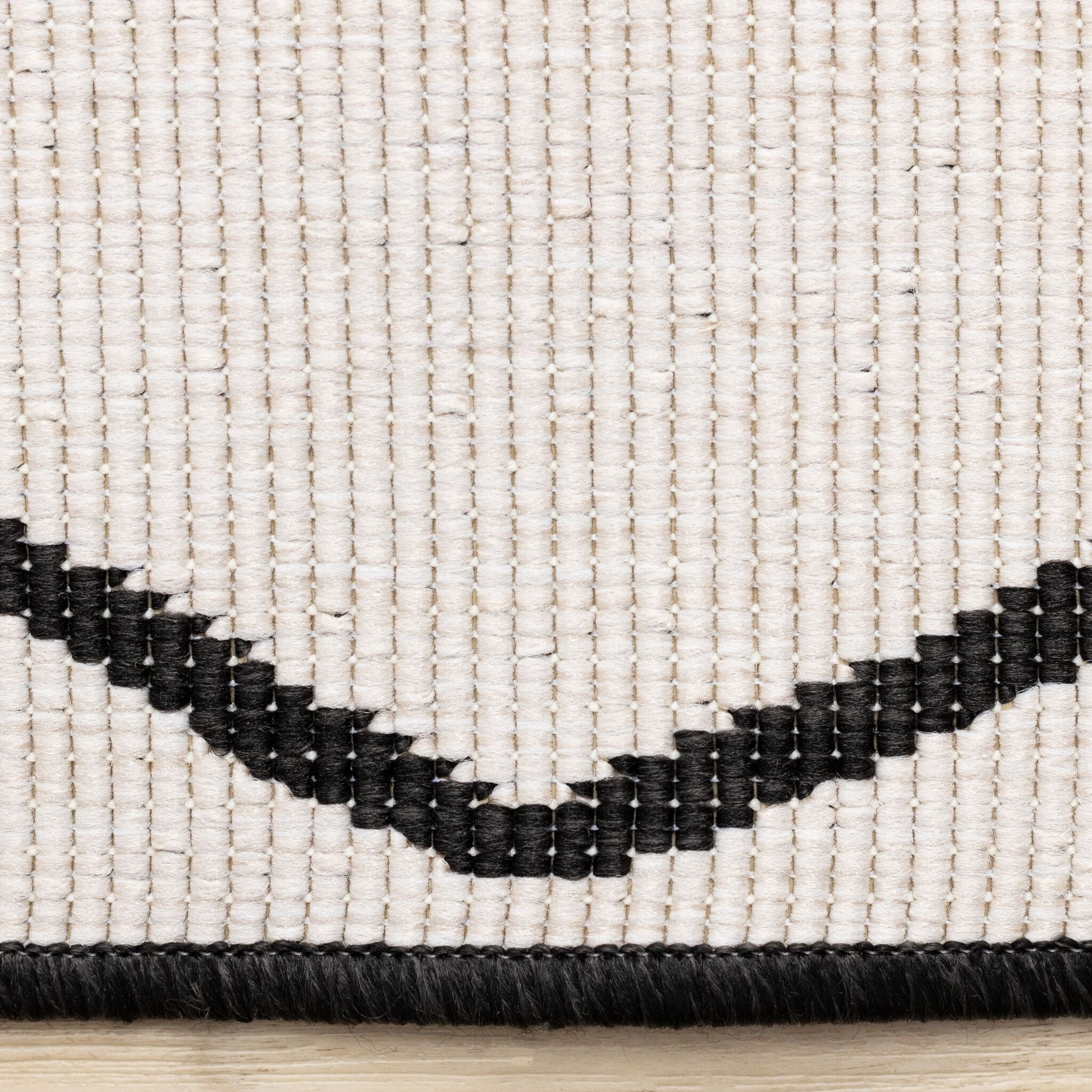 Bristol 5'3" x 7'7" White Black Trellis Reversible Area Rug - White