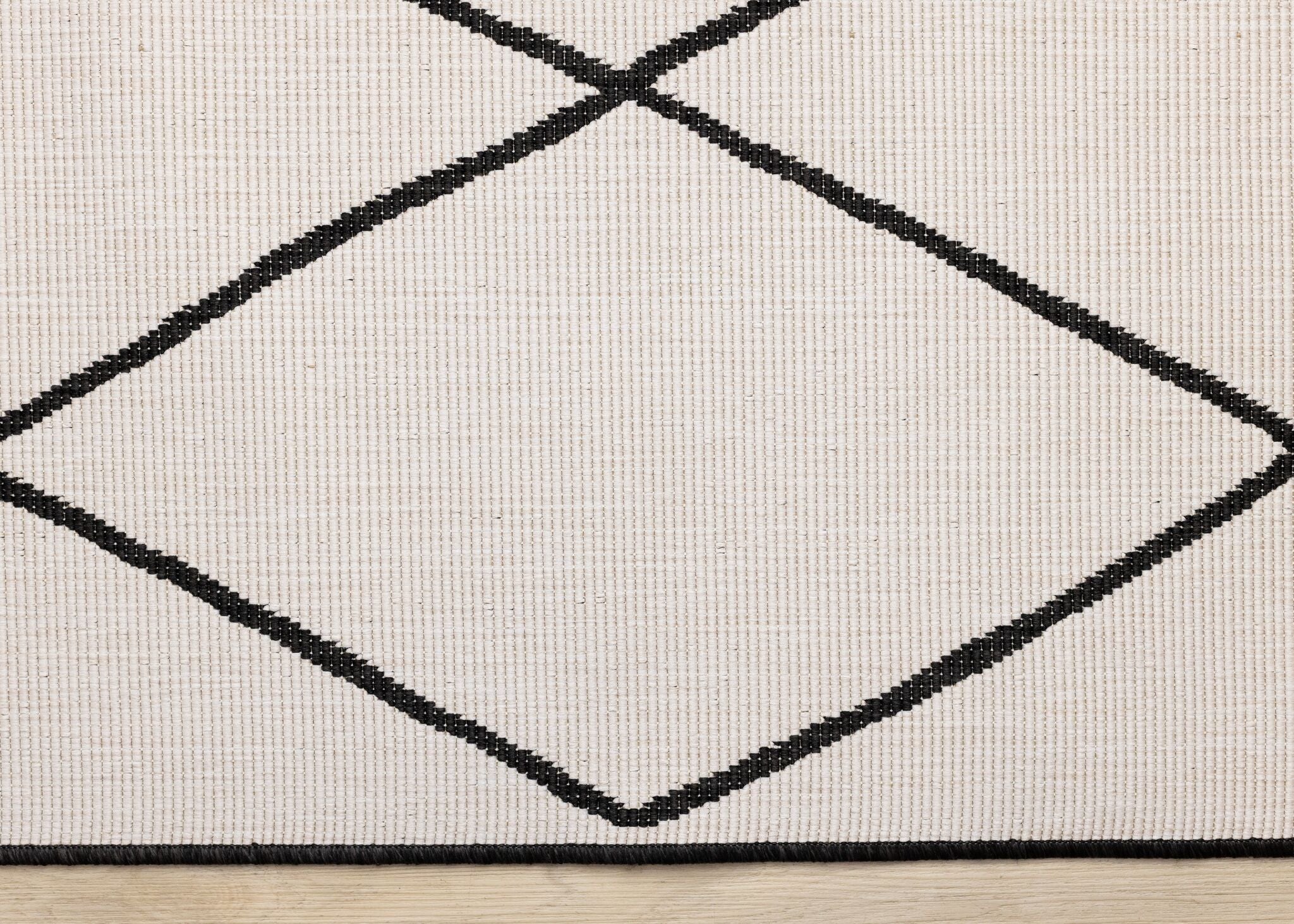 Bristol 5'3" x 7'7" White Black Trellis Reversible Area Rug - White