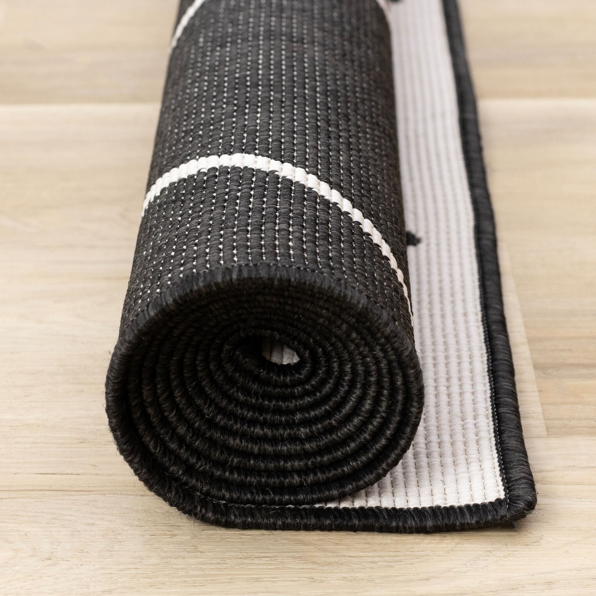 Bristol 6'7" x 9'6" White Black Trellis Reversible Area Rug - White