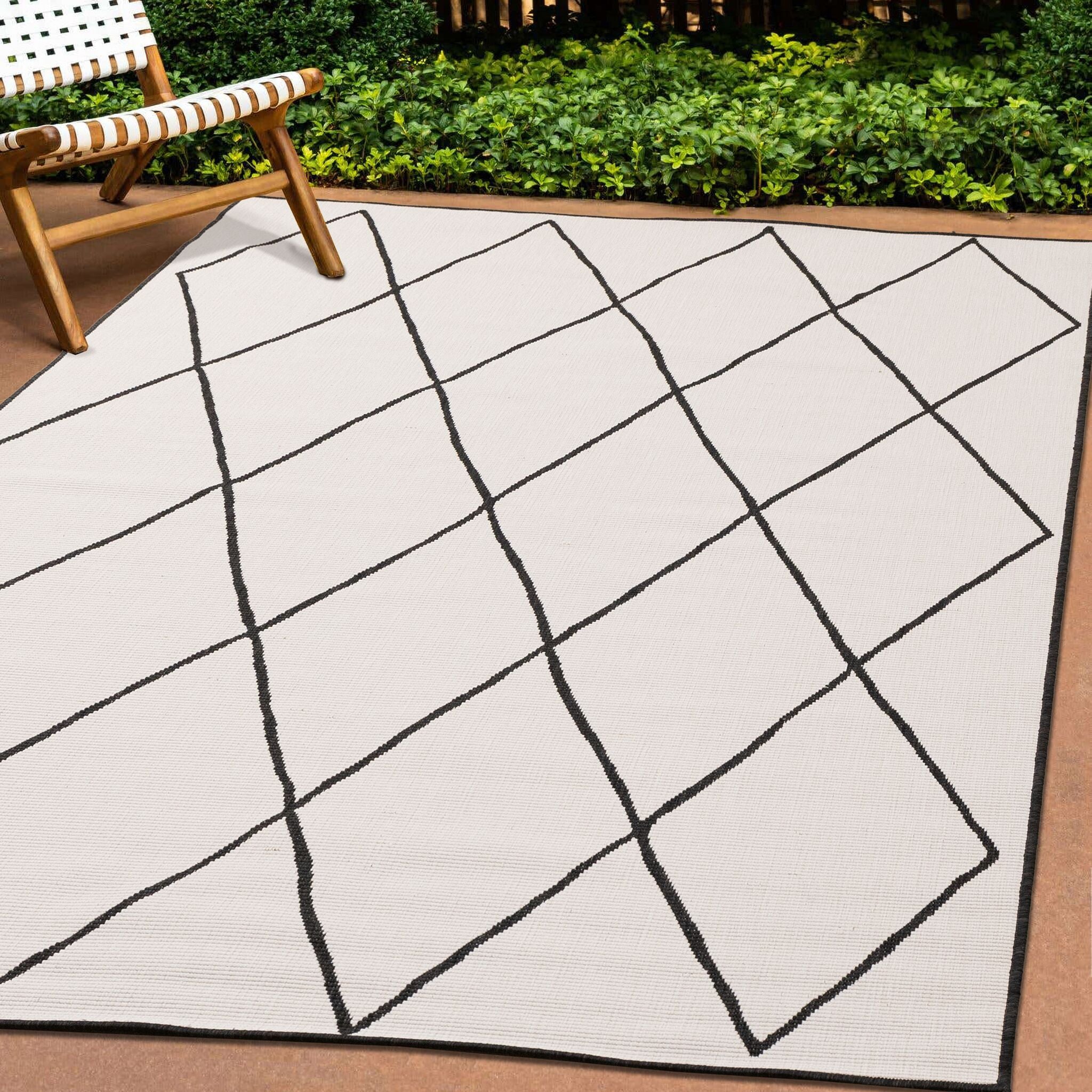 Bristol 5'3" x 7'7" White Black Trellis Reversible Area Rug - White