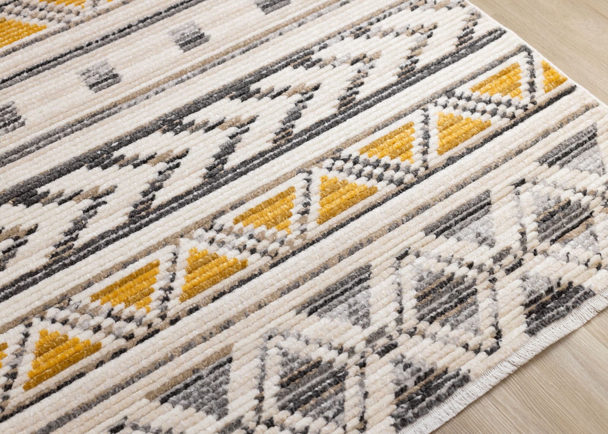 Golden Peaks 5'3" x 7'7" Tribal Area Rug - Grey, Yellow