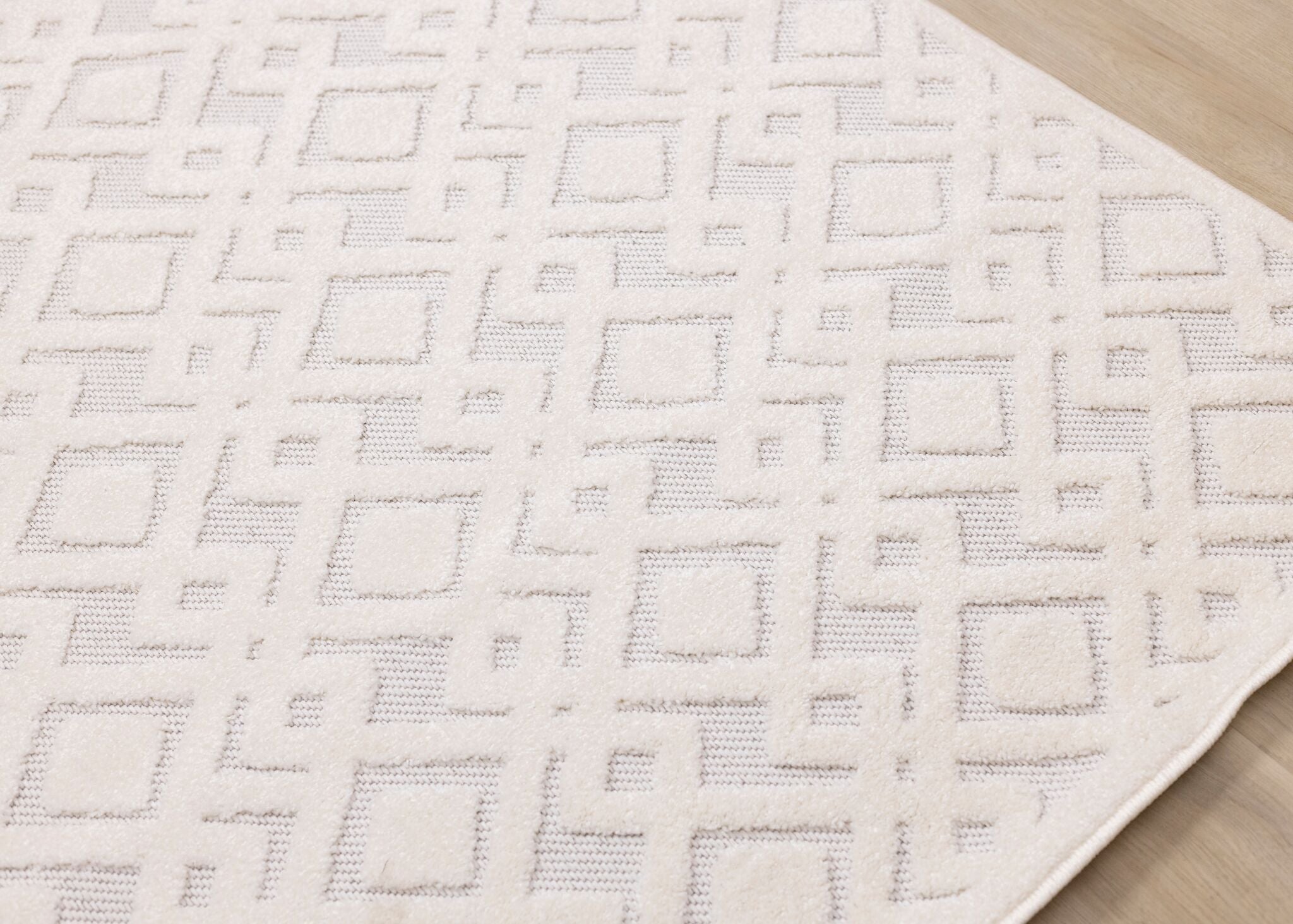 Arctic Echo 6'7" x 9'6" Diamond Area Rug - White