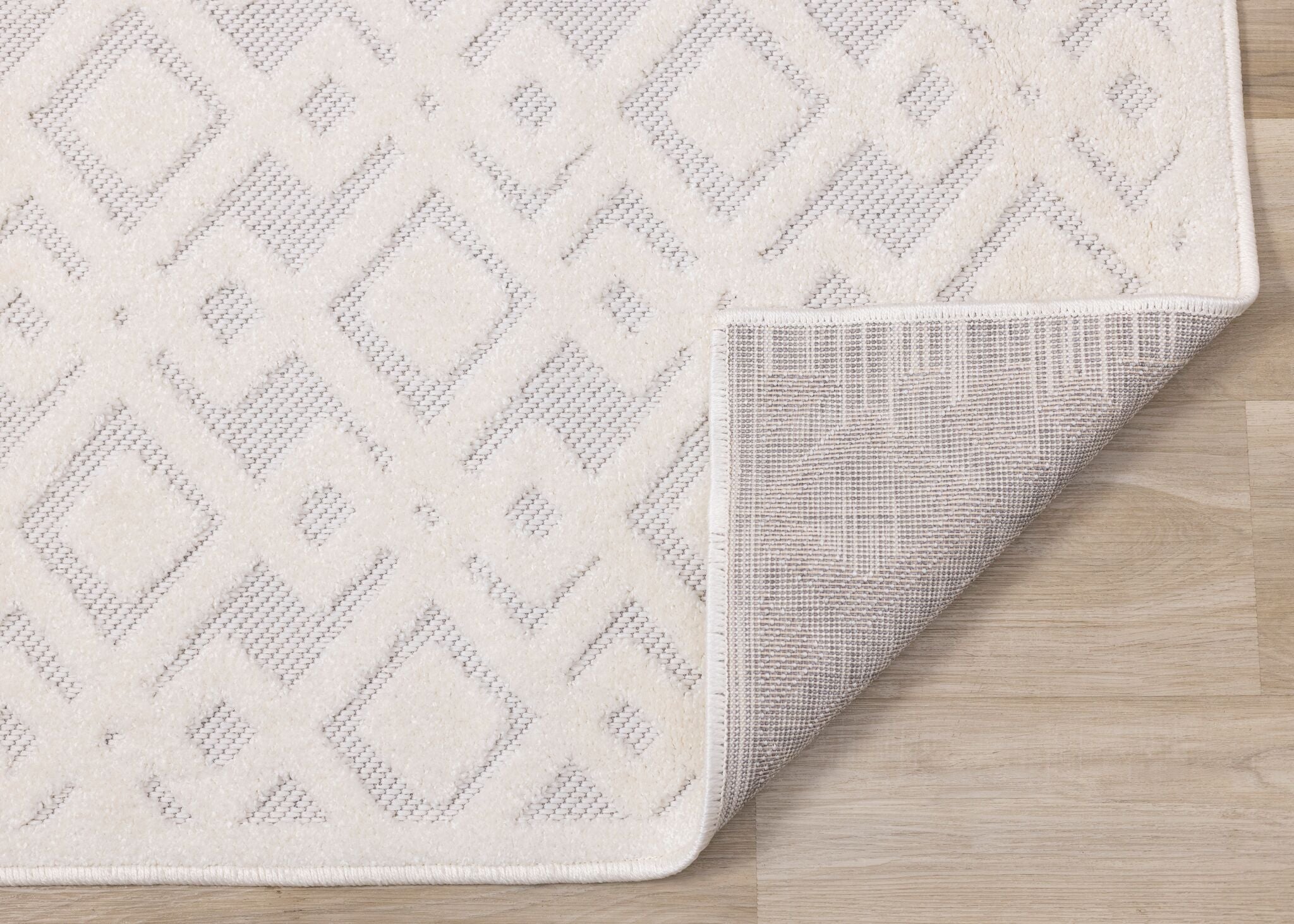 Arctic Echo 5'3" x 7'7" Diamond Area Rug - White