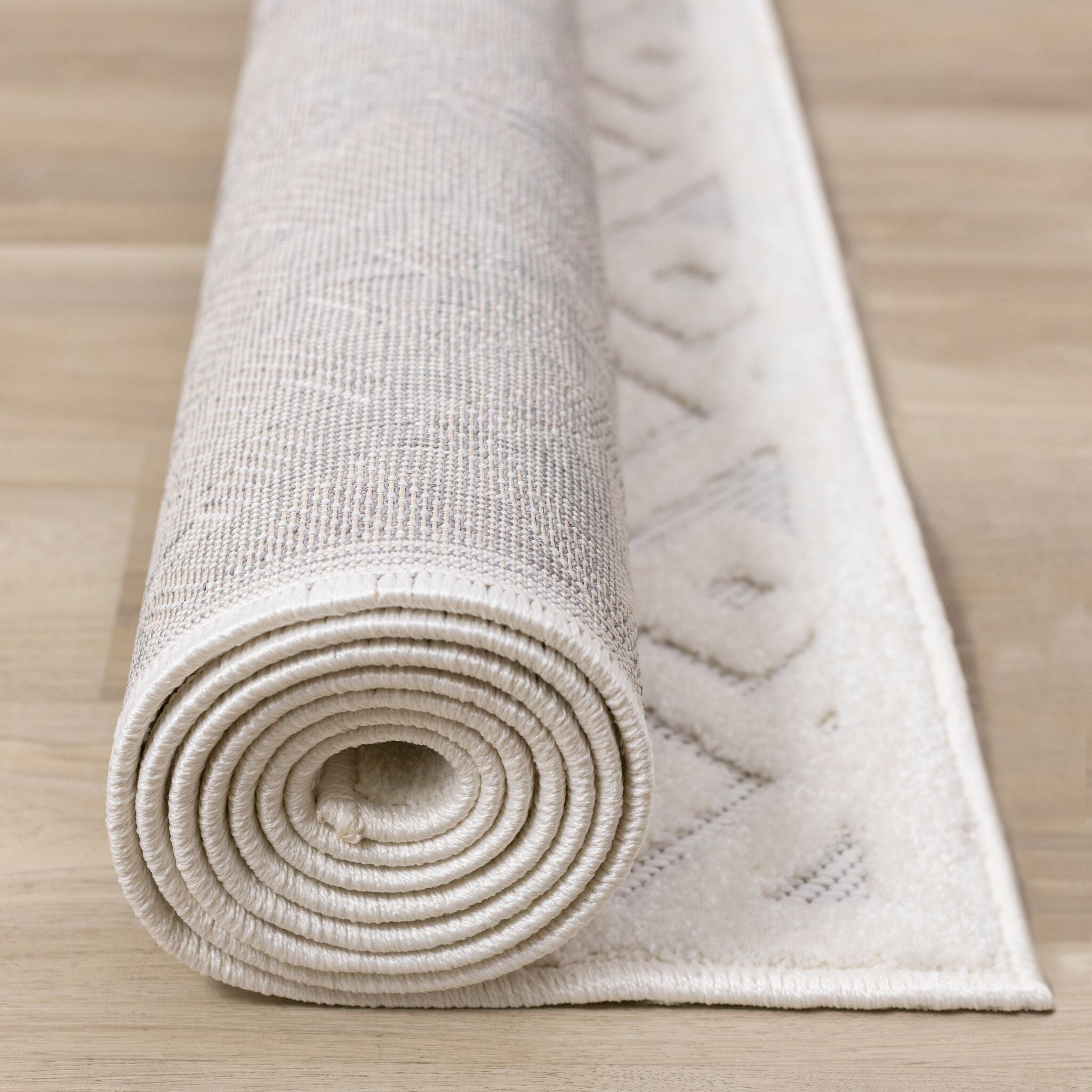 Arctic Echo 5'3" x 7'7" Diamond Area Rug - White