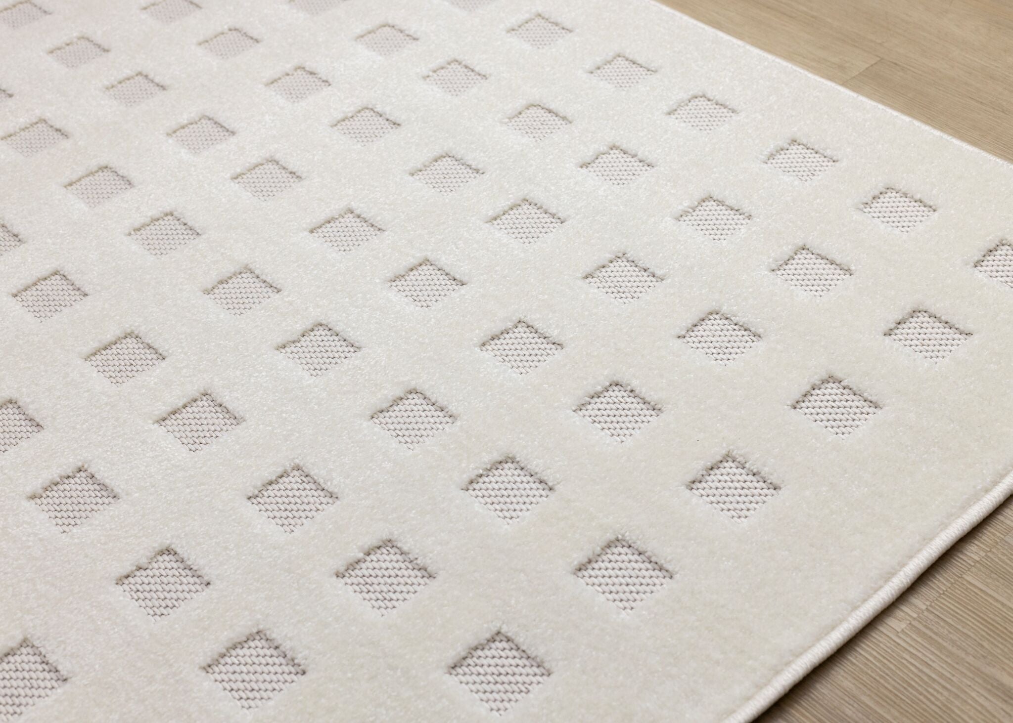 Pearl Grid 5'3" x 7'7" Grid Design Area Rug - White