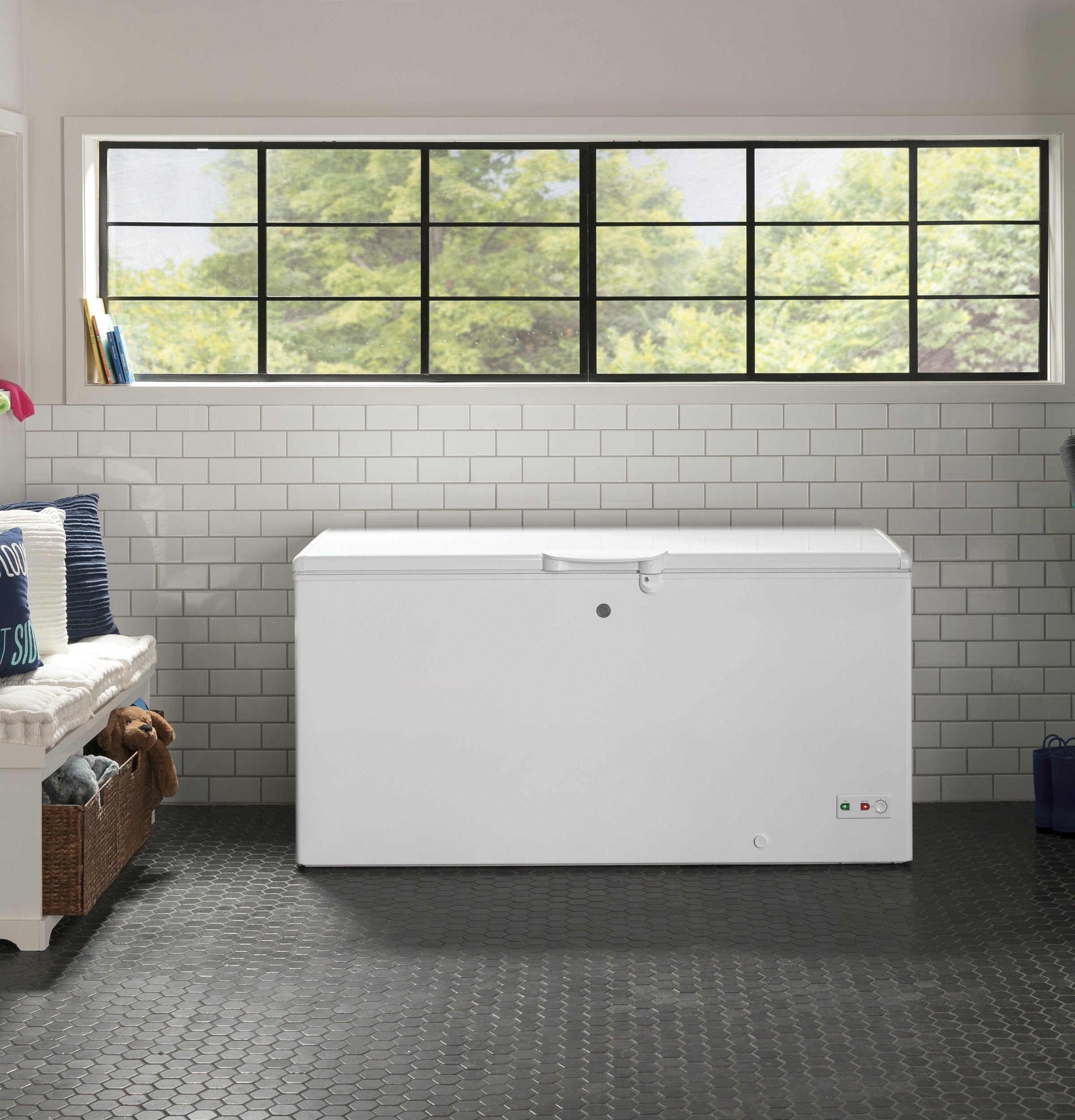 GE White Manual Defrost Chest Freezer (15.7 Cu. Ft.) - FCM16SLWW