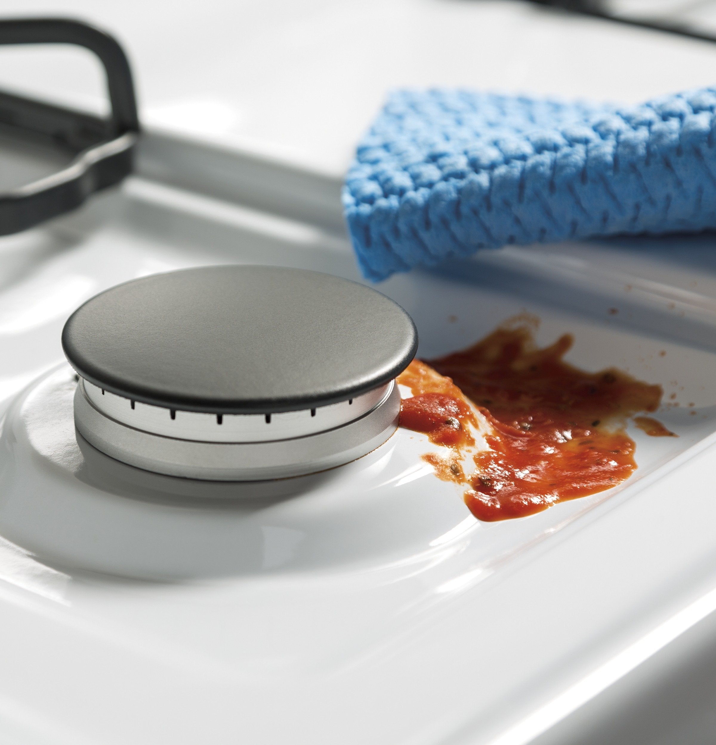 GE White Freestanding Gas Range (5.0 Cu. Ft.) - JCGBS60DEKWW