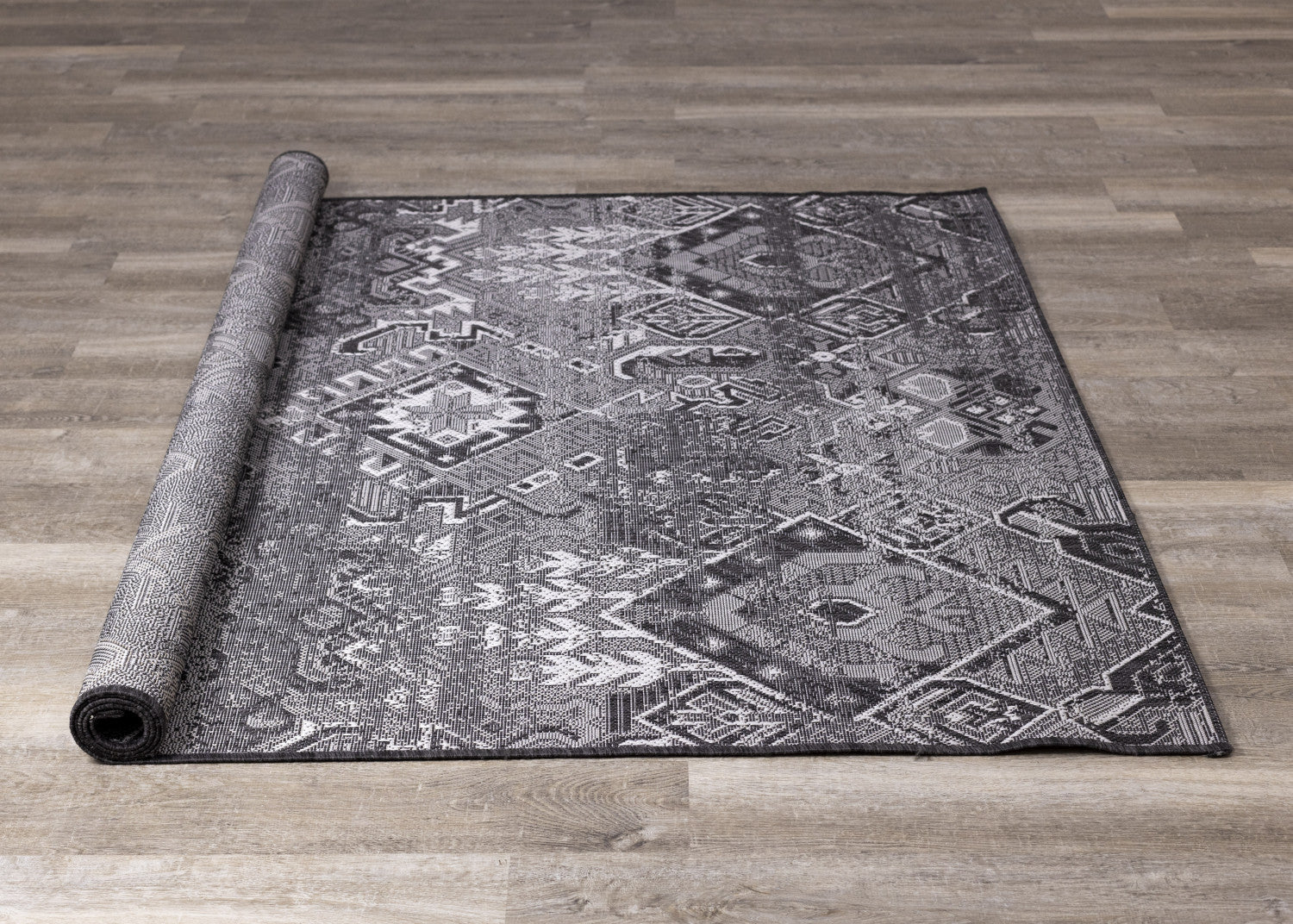 Jango Indoor/Outdoor Geometric Area Rug - 5' X 7' - Grey/Black