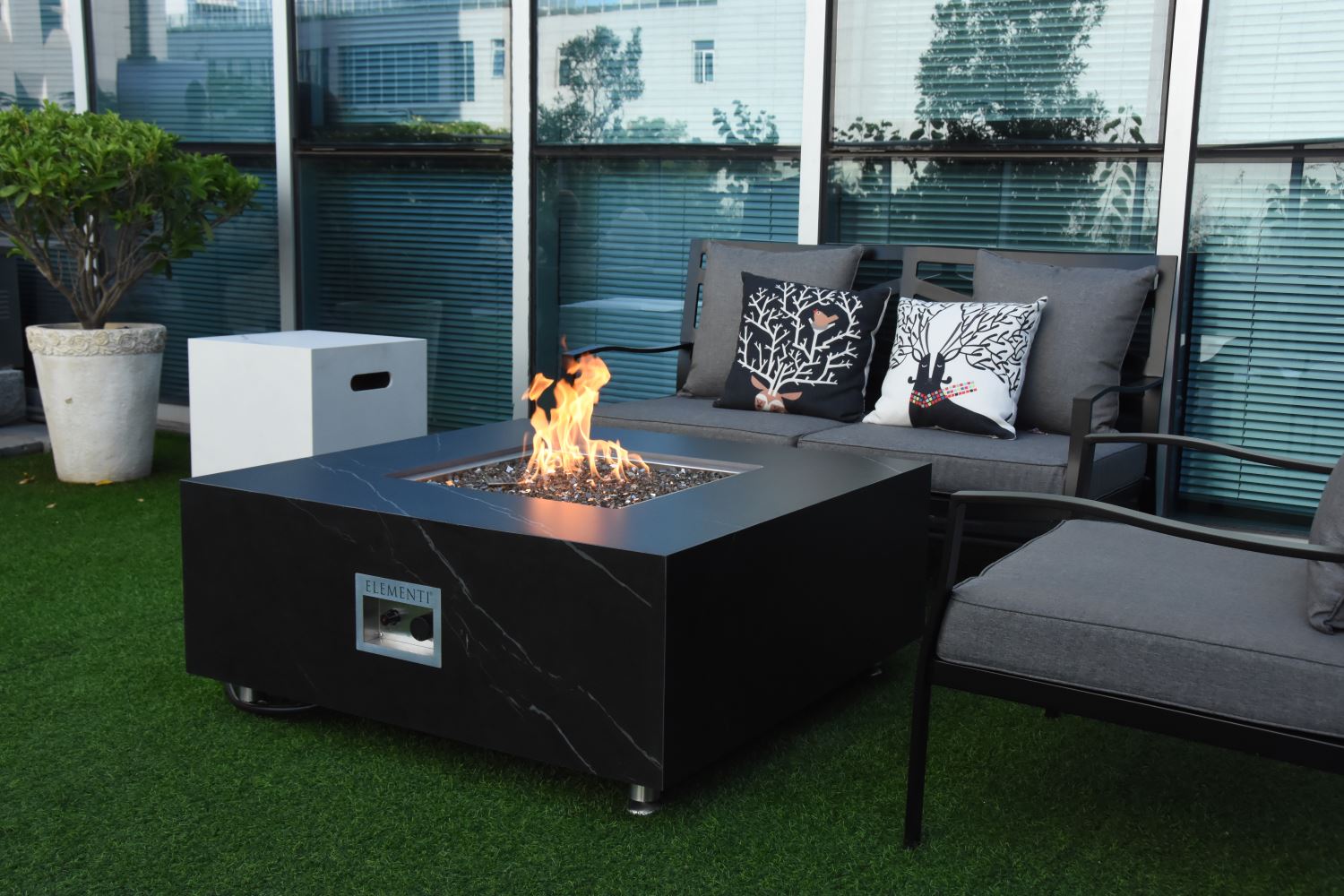 Eyjafja Marble Porcelain Fire Pit (Elementi) - Black / Natural Gas