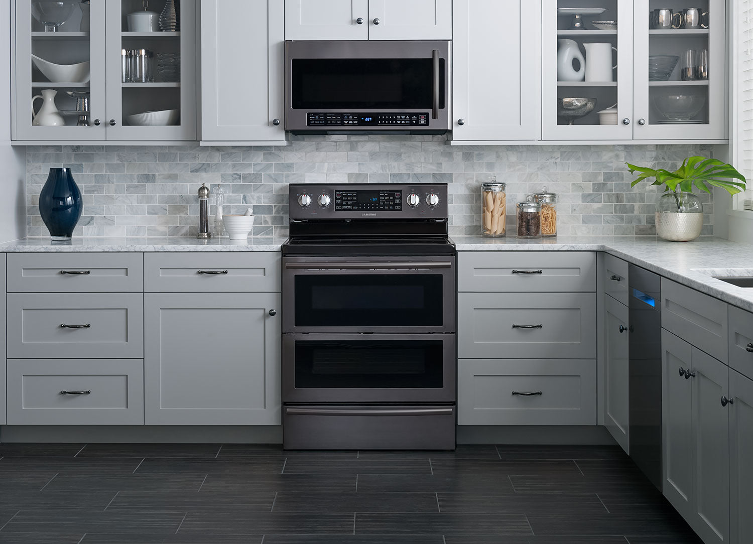 Samsung Black Stainless Steel Freestanding Electric Convection Range (5.9 Cu. Ft.) - NE59J7850WG/AC