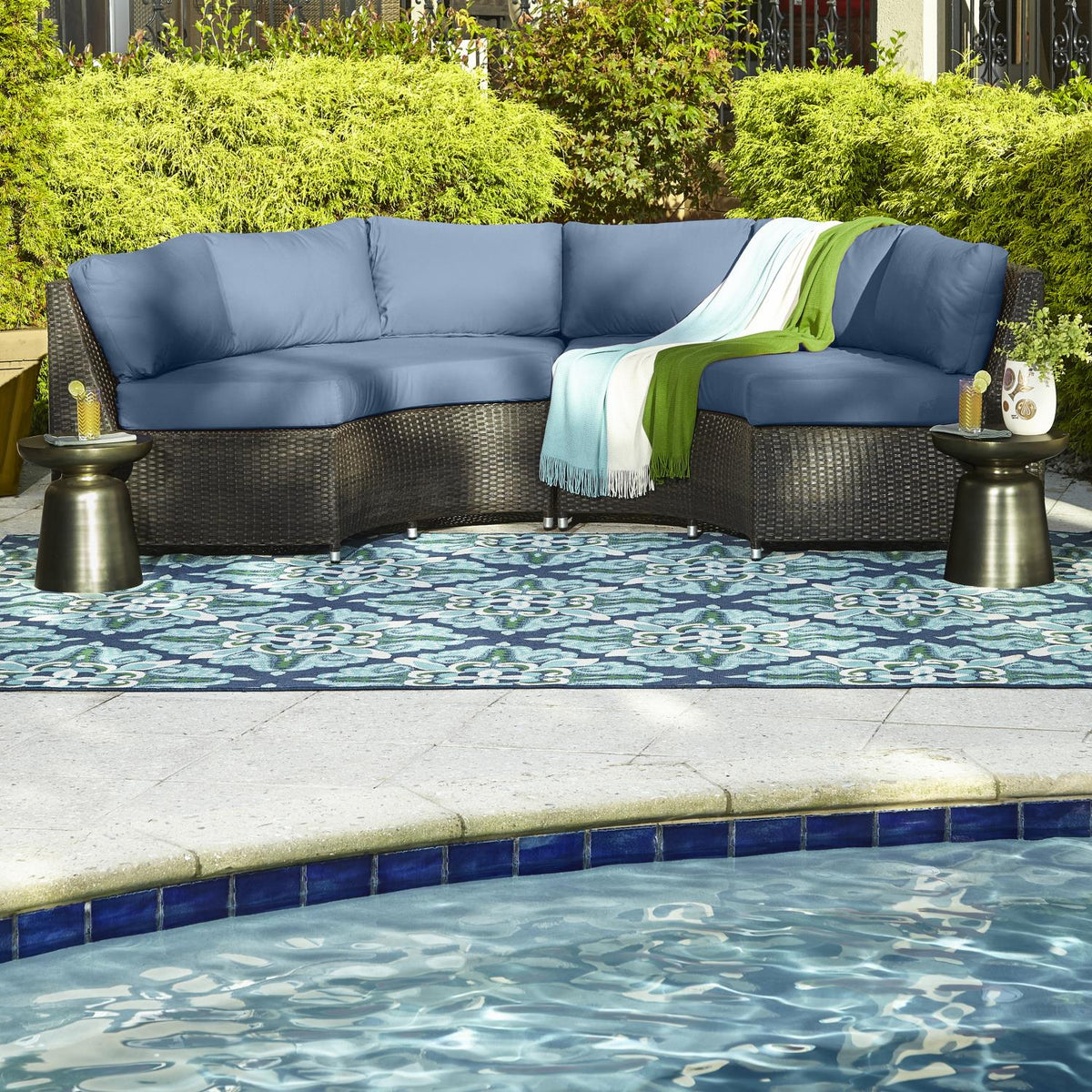 Sarasota W2206BL Medallion Indoor/Outdoor Area Rug (7'10"X10'10")